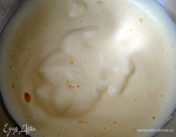 Для крема взбить яйца с сахаром до пышной светлой пены.
