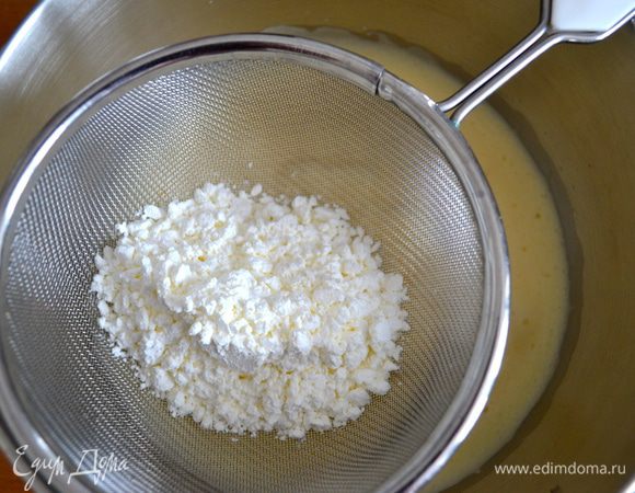 Добавить просеянный крахмал с ванилином. И осторожно перемешать, чтобы яичная смесь не осела.