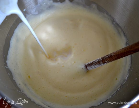 Осторожно влить сливки и молоко. Перемешать. Крем готов.