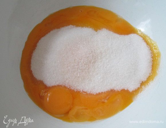 Бисквит. Отделить желтки от беков. Желтки взбить с половиной сахара и ванильным сахаром. 