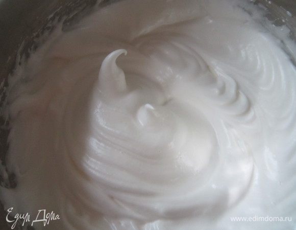  Белки взбить с оставшимся сахаром до устойчивых пиков. 