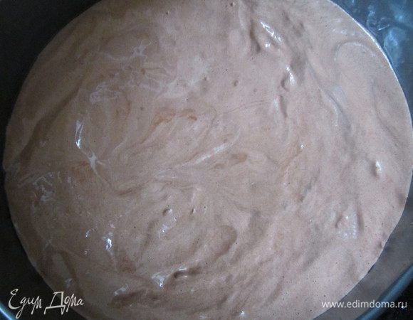Добавить к желткам часть взбитых белков, аккуратно перемешать. Плюс просеянную муку с какао, крахмалом и разрыхлителем. И оставшиеся белки также добавляем, очень аккуратно перемешиваем. Тесто довольно густое, гуще, чем на обычный бисквит, тяжело перемешивается. Выкладываем в смазанную маслом форму 