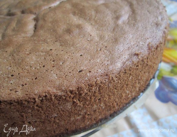 Выпекаем в заранее разогретой духовке при температуре 170-200 градусов около одного часа. У меня духовка маленькая - другой температурный режим. я выпекаю при температуре 130 градусов около 45-50 минут.В идеале после выпечки бисквит должен полежать несколько часов. 