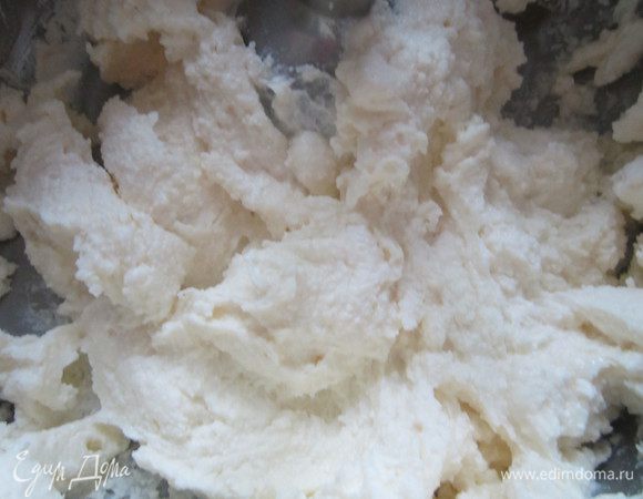 Приготовим крем. Горячим молоком заливаем быстрорастворимый желатин, размешать, через время процедить. Добавить желатин в протёртый творог с сахарной пудрой.