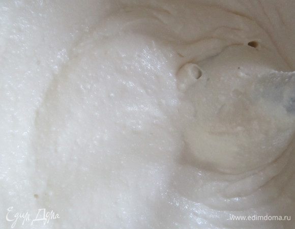 Сметану взбить с небольшим колличеством сахара или сахарной пудры. Добавить в крем. 