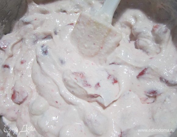 Клубнику порезать и также добавитьв крем. Перемешать.