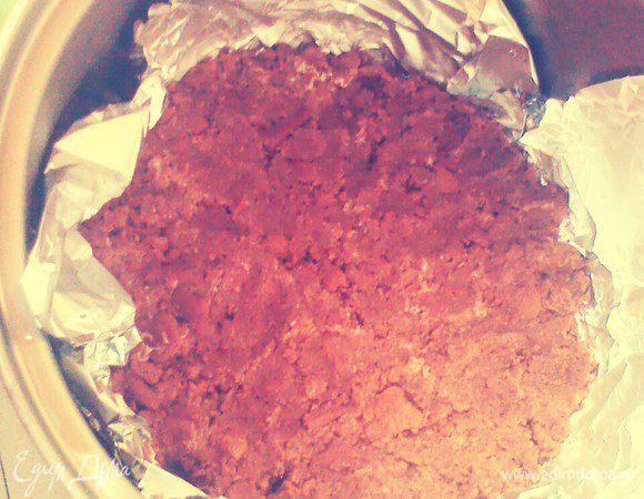 Тесто выложить в форму и положить в морозильник на 5 минут. 