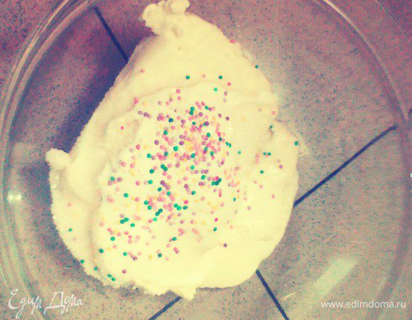 Приготовить начинку. Творог смешать со сметаной, сахаром, стружкой и посыпкой.