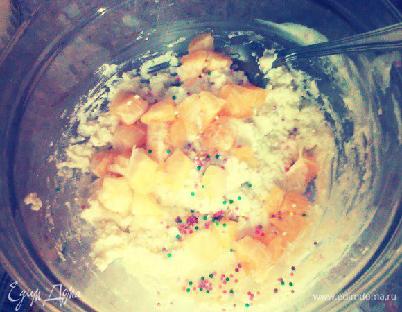 Добавить мелко нарезанный мандарин.