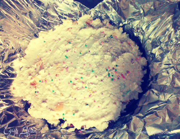 Начинку нанести на основу.
Охладить в холодильнике в течение 1 часа. 