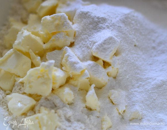 Включить духовку на температуру 190 гр. Просеять муку,добавить разрыхлитель,соль,сливочное масло,порезанное на кубики ,сахарную пудру и перемешать до состояния крошки.