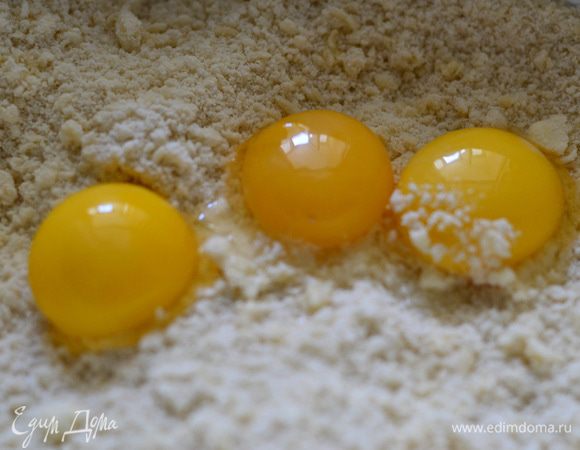 Добавить желтки и замесить быстренько тесто,оно будет не пластичным и немного рассыпчатым,но нам такое и нужно