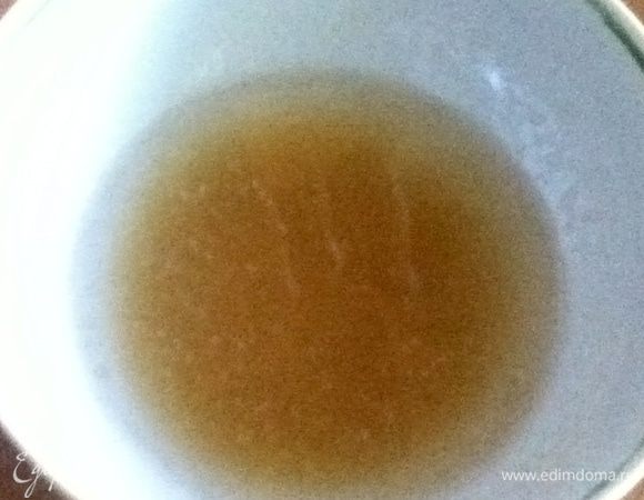 Желатин замочить в холодной воде и дать ему набухнуть 10–15 минут. 