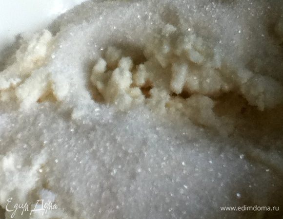 Творог смешать с 150 г сахара. Из клубники сделать пюре при помощи блендера или протереть через сито.