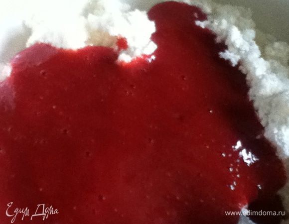 Смешать 2/3 клубничного пюре с творогом.