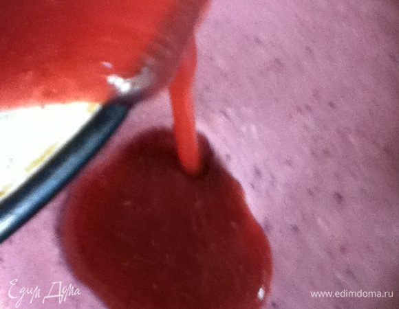 Добавить к творогу клубнично-желатиновую смесь и тщательно перемешать.