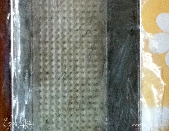 Форму намочить и выложить пленкой так, чтобы свисали края.