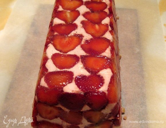 Достаем десерт и украшаем его сверху клубникой, нарезанной тонкими кусочками. Десерт из творога и клубники с желатином готов! Получается невероятно! Приятного аппетита!