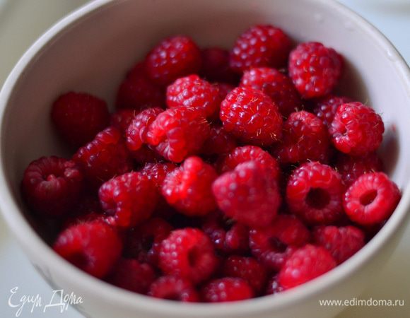 Тем временем промыть малину и обсушить.