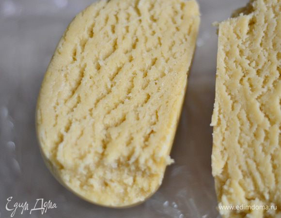 Достать тесто и разрезать его на 2 части,одна из которых должна быть немного больше другой.