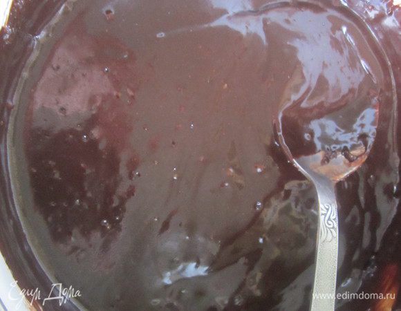 Бисквит разрезаем на три коржа. Нижний корж ложим в разъёмную форму, выкладываем половину крема, накрываем вторым коржом и выкладываем оставшийся крем. Накрываем последним коржом. Ставим в холодильник часа на два, или пока схватится крем. По желанию, бисквит можно пропитать сиропом, но, честно говоря, он в этом не нуждается. Готовим глазурь. Смешиваем сахар, какао, сметану. Ставим на средний огонь, помешивая до растворения сахара. Добавляем сливочное масло.