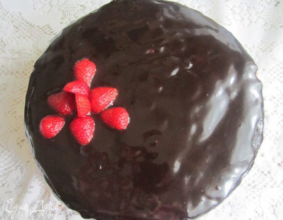 Покрываем торт глазурью и украшаем по желанию ( на что у меня не хватило времени:)). Приятного аппетита!