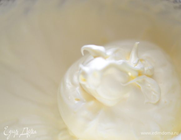 Готовим ванильное безе. Взбиваем белки,добавляем лимонный сок,как только белки взбились до пышной и белой пены,добавляем понемногу сахарную пудру,не переставая взбивать,затем уменьшить скорость и добавить ваниль и ванильный пудинг,снова увеличить скорость миксера  и взбить до устойчивых и гладких пиков.Затем добавить тонкой струйкой подсолнечное масло и аккуратно лопаточкой (!) заворачивающими движениями перемешать. P.S. Я попробовала крем,немного  мне все же  чувствовался привкус крахмала и это 15 грамм ванильного пудинга  на 3 белка,хотя в оригинальном рецепте 80 грамм ванильного пудинга на 5 белков (добавляется ванильный пудинг для того,чтобы белки были стабильны), но уже пирог в готовом виде очень вкусен и все получилось на отлично,приятный вкус малины и слегка сладкого и рассыпчатого теста.