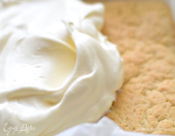 На песочную основу выложить готовый крем.