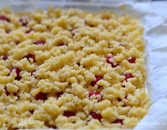 Достать остальное тесто из холодильника,натереть на терке и посыпать поверх пирога. Отправить пирог в духовку на 180-190 градусов и выпекать минут 30 до готовности.