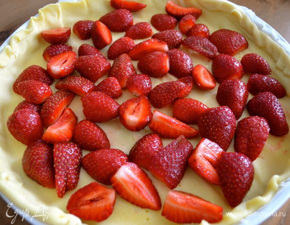 Выложить клубнику на тесто...