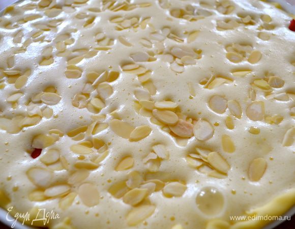 ...и залить кремом. Крема получилось много... У меня немного осталось, Я в маленькой формочке для пудинга сделала еще порцию на одного человека... ))) Сверху присыпать миндальными лепестками.    