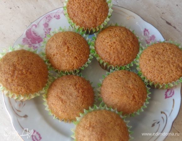 Сделать тесто для кексов: взбить масло с сахаром, добавить по одному 3 яйца, ванильный сахар. муку и разрыхлитель и все как следует перемешать. Получатся вот такие кексики.