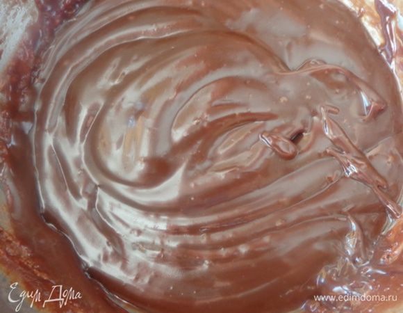 Для коричневого крема растопить на водяной бане шоколад и масло, добавить молоко и тщательно перемешать.
