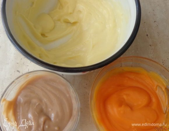  Сделать масляный крем: размягченное масло хорошенько взбить с сахарной пудрой. Отложить одну часть крема и вмешать несколько капель оранжевого красителя. В другую мисочку отложить вторую часть масляного  крема и добавить к нему пару ложек шоколадного крема.