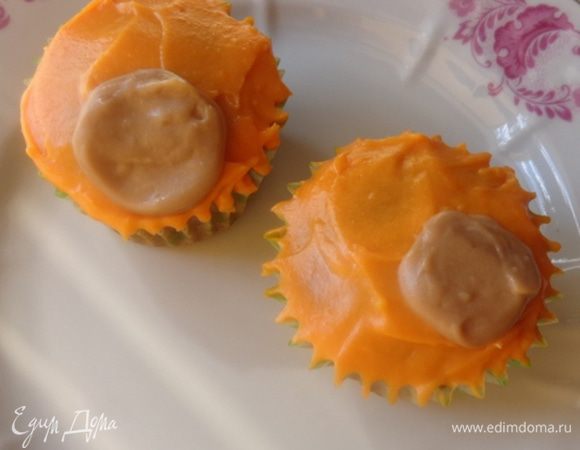 сверху выдавить из корнетика светло-коричневый крем и разровнять его.