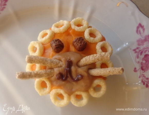 Нанести шоколадным кремом ротик, оформить гриву и глазки.