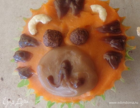 Для тигрят основа такая же, только теперь надо коричневым кремом нарисовать носик и полоски. Вставить глазки.