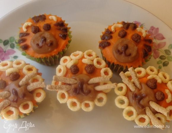 Побыстрее поставить всю эту красоту в холодильник, чтобы крем не начал таять и плыть ( у нас жара стоит!) Ну, а потом нести имениннику угощение!