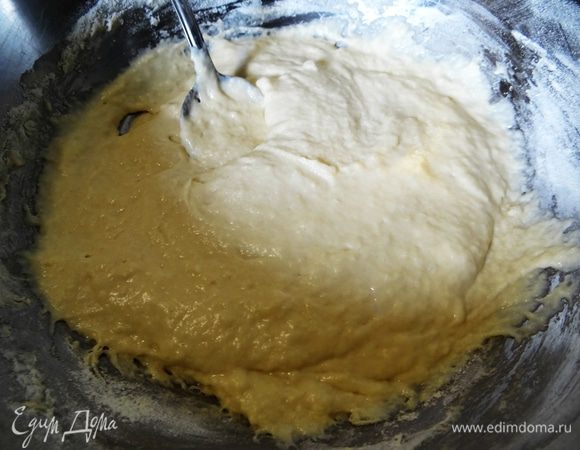 В большую посуду всыпать 2 стакана муки и влить 1,5 стакана теплого молока. Все тщательно размешать. 