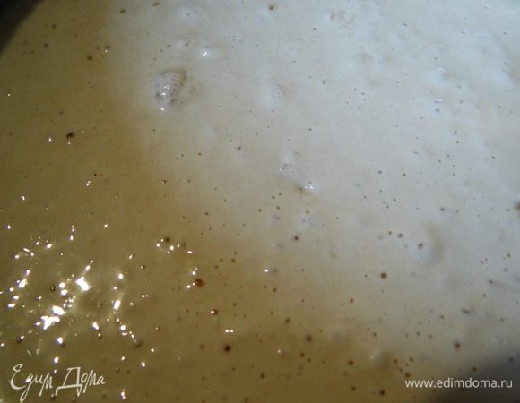 К мучной массе добавить дрожжи, все тщательно размешать и поставить в теплое место.  Когда тесто подойдет, и на нем появятся характерные "пузырки", с ним можно будет продолжать роботу. 