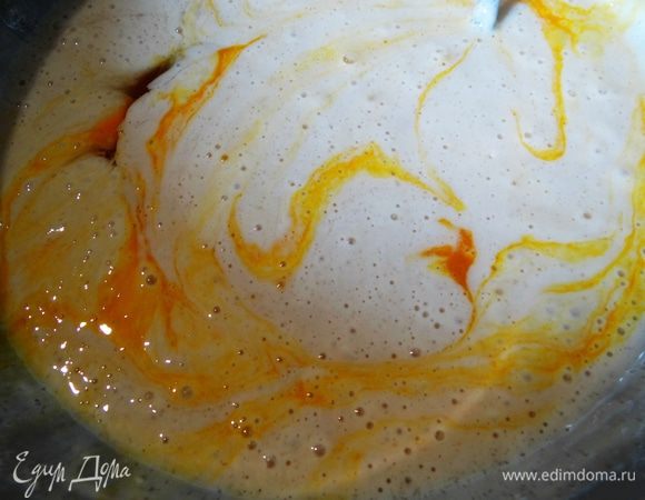 Положить в тесто яйца, соль и вымесить, добавляя муку, тесто до того состояния, пока оно не начнет отставать от рук. После вымешивания мягкое тесто поставить опять в теплое место для подхода. 