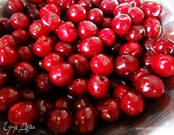 В это время займемся вишнями. Их нужно тщательно вымыть, удалить косточки. 