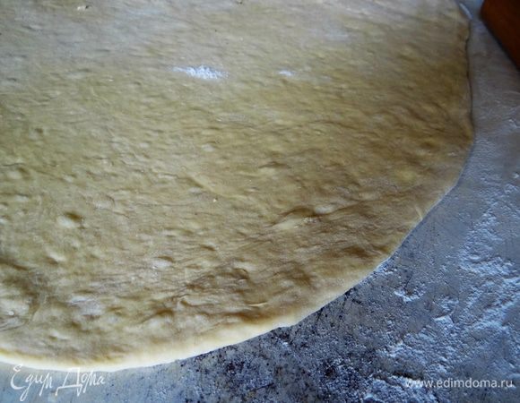 Когда тесто подойдет, его нужно достаточно тонко раскатать..