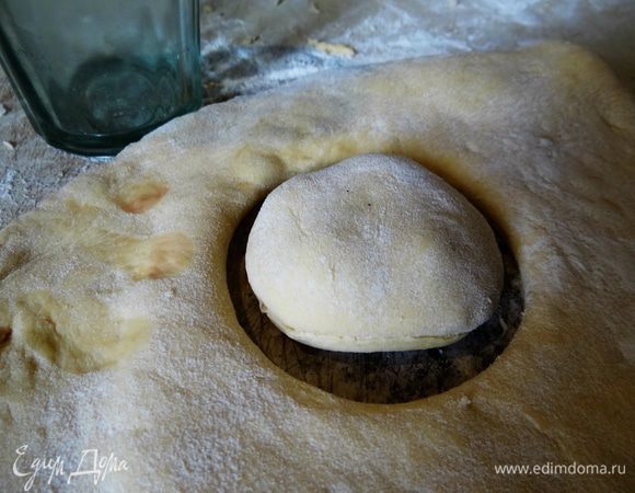 Сверху накрыть пластом теста и выдавить пончик. 
Выпекать мандрыки около 10-15 минут при 180*С. 