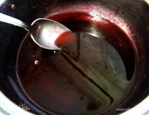 Сок, которые мы отцедили с вишен, достаточно сладок (большая часть сахара выделилась с соком), нам стоит лишь его проварить, чтобы он превратился в ароматный и вкусный сироп. 