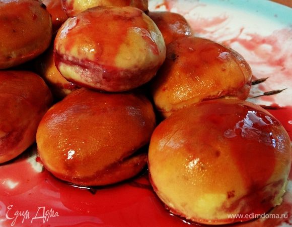 Еще горячие мандрыки окунуть в вишневый сироп, дать немного остыть и можно наслаждаться. Как я уже упомянула ранее, мандрыки безумно вкусны в сочетании с холодным компотом. 