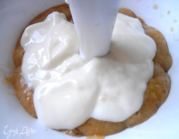 Сначала взбиваем бананы с добавлением йогурта (у меня был куплен кокосовый с кусочками ананаса)...