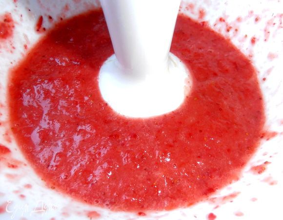 В другой чаше отдельно взбиваем клубнику с небольшим количеством кипячёной воды.