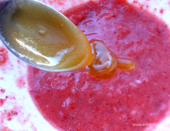 Добавляем жидкий мёд или сахар по вкусу. Тщательно перемешиваем!