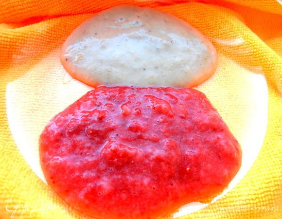 Начинаем сборку десерта...На дно наливаем ложкой по-очереди (у каждого цвета своя ложка!) каждый вид супчика...